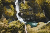 Tablou Canvas, "Cascada ascunsă &icirc;n munți verzi", Cascade, St&acirc;nci, Mușchi, Apă, Frumusețe, Natură, Verde, Sălbatic, Peisaj, Serpentină, 39 x 26 cm, CMC