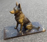 Sculptura deosebita din bronz pe soclu din marmura