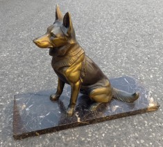 Sculptura deosebita din bronz pe soclu din marmura