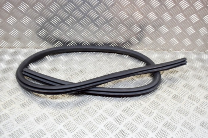 Garnitura ușă dreapta față VW SCIROCCO 137, 138 2013 OEM: 1K8867911B | 13591522