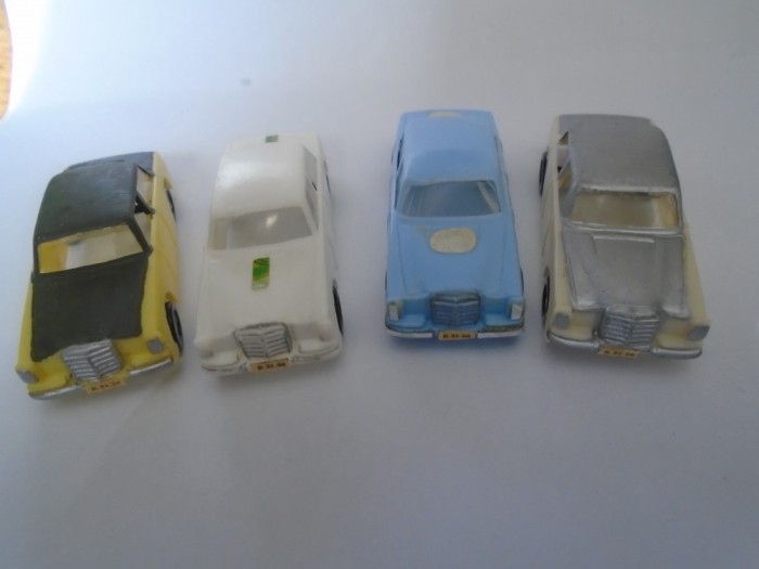 bnk jc Lot 4 masinute Mercedes - plastic - cca 1/87