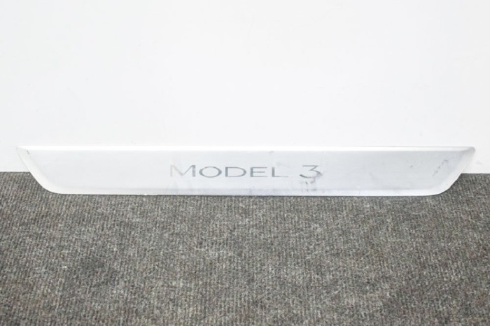 Ornament prag st&acirc;nga față TESLA MODEL 3 2019 OEM: 1504763-00-A 11253060