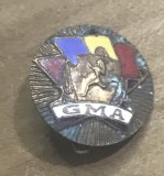 AMS2 Insignă vintage &bdquo;GMA&rdquo; (Gata pentru Muncă și Apărare), cu email și tricolor, afectată de oxidare pronunțată, din perioada comunistă