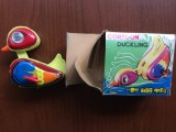 rata jucarie veche din plastic si tabla ratusca chinezeasca cartoon duckling MS146 made in china in cutie