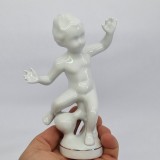 Copil nud cu mingia - bibelou portelan romanesc vechi, vintage