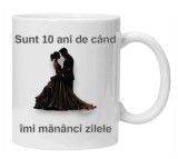 Cana alba personalizata &quot;sunt 10 ani de cand imi mananci zilele&quot;, INOVATIX&reg;. 330ml, Oem