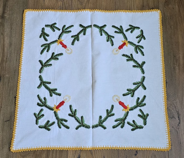 FATA DE MASA VINTAGE DIN BUMBAC CU MODEL CUSUT MANUAL
