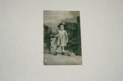 Carte postala circulata - copil la poarta - cu timbre - 1922 foto