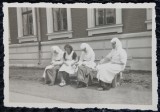 Fotografie, Personal medical in curtea spitalului, in timpul celui de-al doilea razboi mondial
