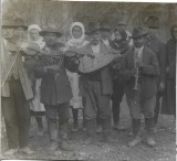 A3954N Țigani lăutari și țărani rom&acirc;ni, Transilvania, &icirc;nceputul secolului al XX-lea