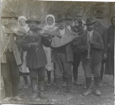 A3954N Țigani lăutari și țărani rom&amp;acirc;ni, Transilvania, &amp;icirc;nceputul secolului al XX-lea foto