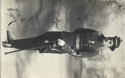 P2082N Locotenent rom&amp;acirc;n de v&amp;acirc;nători purt&amp;acirc;nd medalia Av&amp;acirc;ntul Țării, 1913, studio Rembrandt, Iași foto