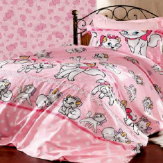 Lenjerie de pat pentru o persoana cu husa elastic pat si fata perna dreptunghiulara, Barbie, bumbac ranforce, gramaj tesatura 120 g/mp, multicolor