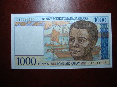 MADAGASCAR 1000 FRANCS UNC foto