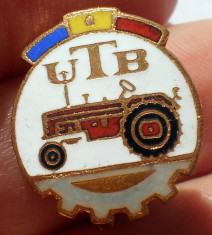 I.984 INSIGNA ROMANIA AUTO UTB UZINA TRACTORUL BRASOV TRACTOR V4 h18mm email foto