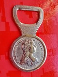 G306-Caseta mica veche -Basilica Sf. Petru Roma alama gravata aurita pentru mir bisericesc sau tamaie capac portelan bombat stare foarte buna ca noua.