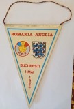 Cumpara ieftin PVM - Fanion fotbal meci "Romania - Anglia / 1 Mai 1985" cauciuc H: 20,50 cm / Stare foarte buna