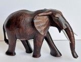 Elefant cu colti - sculptura vintage din lemn exotic, statueta cu lungimea de 18 cm, specie protejata