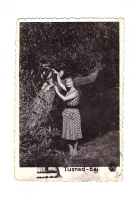 Poza mica femeie cu caine lup Tusnad Bai foto