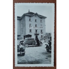 Fotografie, Geo Litarczek, parintele radiologiei romanesti impreuna cu parintii la Gotthard Pass, hotel, 1934
