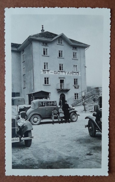Fotografie, Geo Litarczek, parintele radiologiei romanesti impreuna cu parintii la Gotthard Pass, hotel, 1934