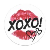 Cumpara ieftin Insigna rotunda XOXO cu buze rosii si inimioare, 58 mm, model romantic cu prindere ac