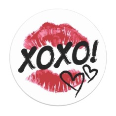 Insigna rotunda XOXO cu buze rosii si inimioare, 58 mm, model romantic cu prindere ac
