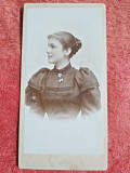 Fotografie tip CDV, femeie cu coc, inceput de secol XX