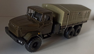 Macheta KrAZ 6322 Camion cu prelata Verde inchis - MCG 1/43 foto