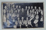 TRANSILVANIA , ANSAMBLU CORAL CU DIRIJOR , FOTOGRAFIE DE GRUP , FORMAT CARTE POSTALA , PERIOADA INTERBELICA