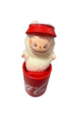 Figurină de pluș LaBubu &icirc;n cutie Coca-Cola, moale și pufoasă, albă, 25 cm