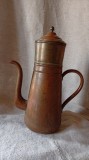 Ceainic vintage din cupru cu un design deosebit
