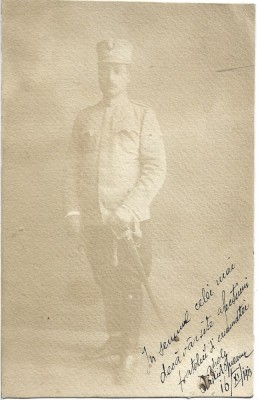 P1928N Ofițer rom&amp;acirc;n de cavalerie, cu sabie, &amp;icirc;n uniformă model 1912, 1913 foto