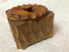 Bomboniera sculptata in lemn de maslin foto