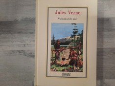 Vulcanul de aur de Jules Verne foto
