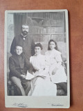 Fotografie de familie, pe carton. sfarsit de secol XIX