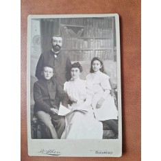 Fotografie de familie, pe carton. sfarsit de secol XIX