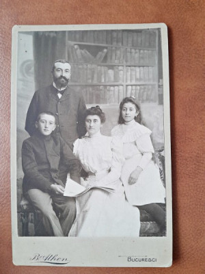 Fotografie de familie, pe carton. sfarsit de secol XIX foto