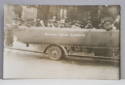 TURISTI IN TURUL MUNCHENULUI CU O MASINA SPECIALA IN FORMA DE AMBARCATIUNE , FOTOGRAFIE TIP CARTE POSTALA , PERIOADA INTERBELICA foto