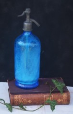 Sticlă de sifon albastră pentru apă minerală Paris, circa 1920