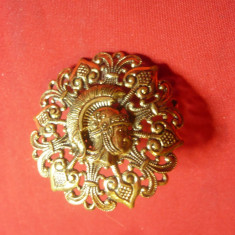 Insigna de Sapca - Razboinic grec , metal aurit , d= 3,6cm