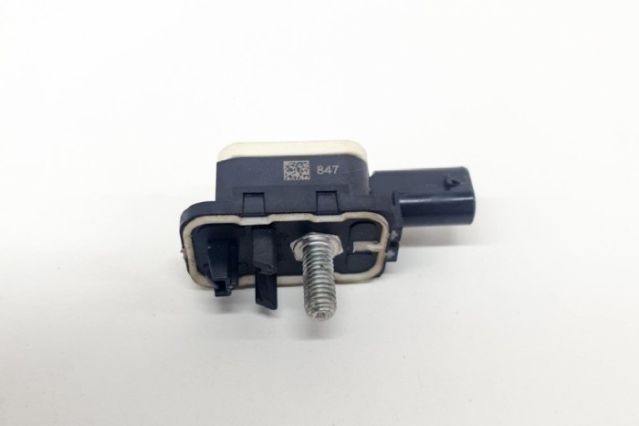 Senzor de impact st&acirc;nga spate BMW 4 Coupe F32, F82 2015 OEM: 9217711 11415385