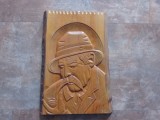 Sculptură manuală &icirc;n lemn masiv - Basorelief &bdquo;Bătr&acirc;n cu pipă (34/25/2,5cm)