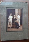 Fotografie pe carton, 2 femei si un barbat la zi festiva, perioada interbelica