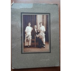 Fotografie pe carton, 2 femei si un barbat la zi festiva, perioada interbelica
