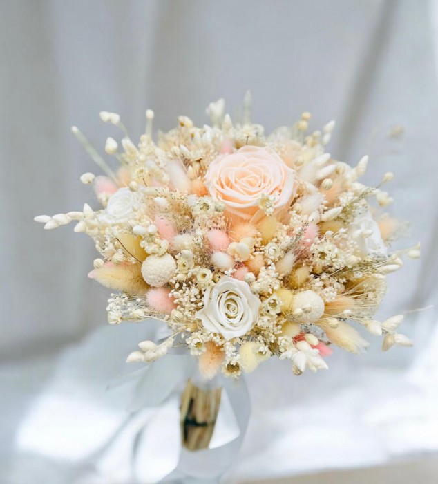 Buchet personalizabil cu trandafiri criogenatI si flori naturale uscate predominant alb