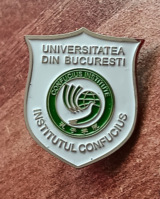 QW9 J 30 - Insigna tematica invatamant - Institutul Confucius - Bucuresti