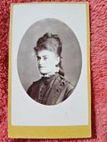 Fotografie CDV Femeie cu Coc, Sec XX, 11x6 cm, Alb-Negru, Atelier Necunoscut - Portret Vintage