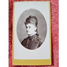 Fotografie tip CDV, femeie cu coc, inceput de secol XX