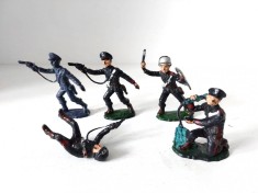 Lot 5 figurine soldati / politisti plastic , cca 7cm, vechi, vintage foto